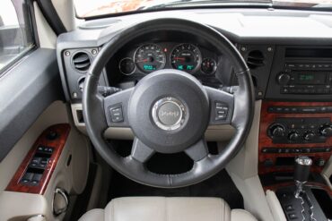 2006 jeep commander interior