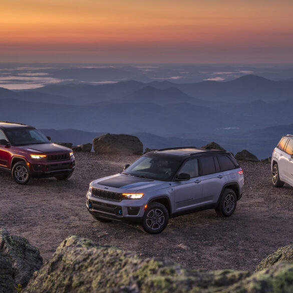 (Left to right) All-new 2022 Jeep® Grand Cherokee Trailhawk, 2022 Jeep® Grand Cherokee Trailhawk 4xe and Jeep Grand Cherokee Summit Reserve 4xe